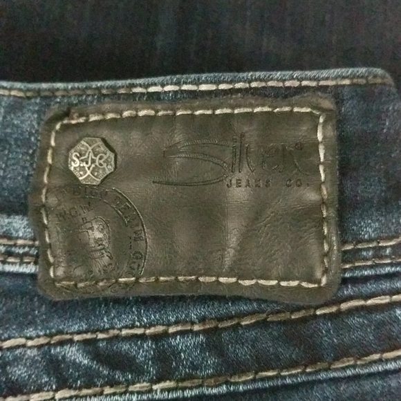 Silver Suki Surplus Dark Wash Flare Jeans - size 26 - 28.5" Inseam - Picture 7 of 7